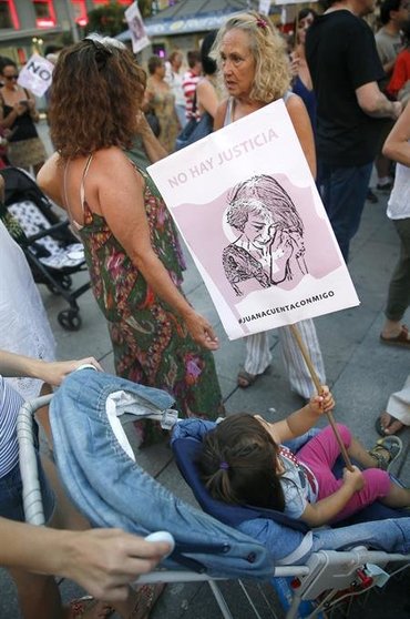 Cientos de personas se concentran en Madrid para apoyar a Juana Rivas