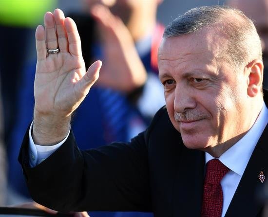 Turquía despide a otros 928 funcionarios y cierra dos periódicos kurdos