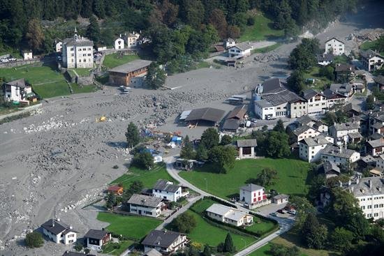 Suspendida temporalmente la búsqueda de desaparecidos en la avalancha en Suiza