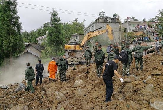 Suben a 17 los muertos por deslizamiento de tierras en el suroeste de China
