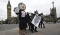 Activistas protestan contra el "brexit" con una marioneta de Theresa May