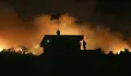 Los bomberos griegos siguen dando batalla a los incendios en &Aacute;tica y la isla de Zante